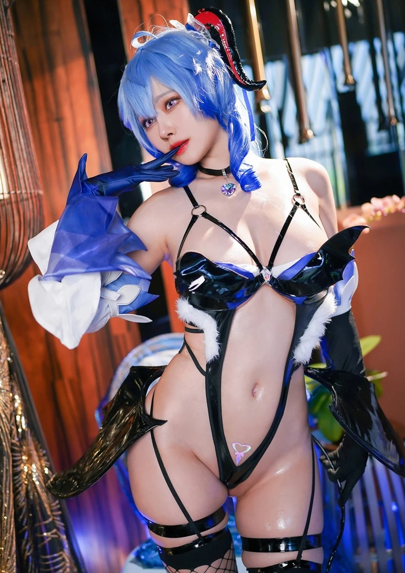 Cosplay Genshin Impact Keqing mặc đồ công sở hở hang