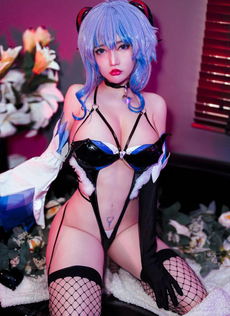 Ảnh Cosplay Genshin Impact Xiangling mặc đồ bếp sexy khỏa thân một phần