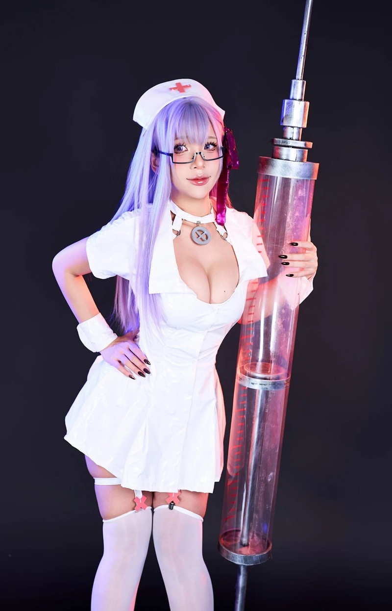 Nóng bỏng và lả lơi, ảnh cosplay y tá khiến ai cũng phải nhìn