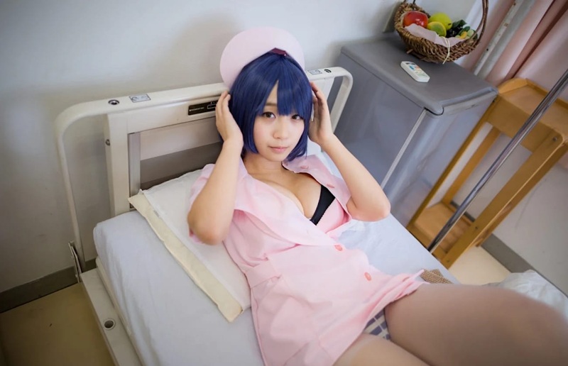 Ảnh cosplay y tá sexy khoe đường cong quyến rũ
