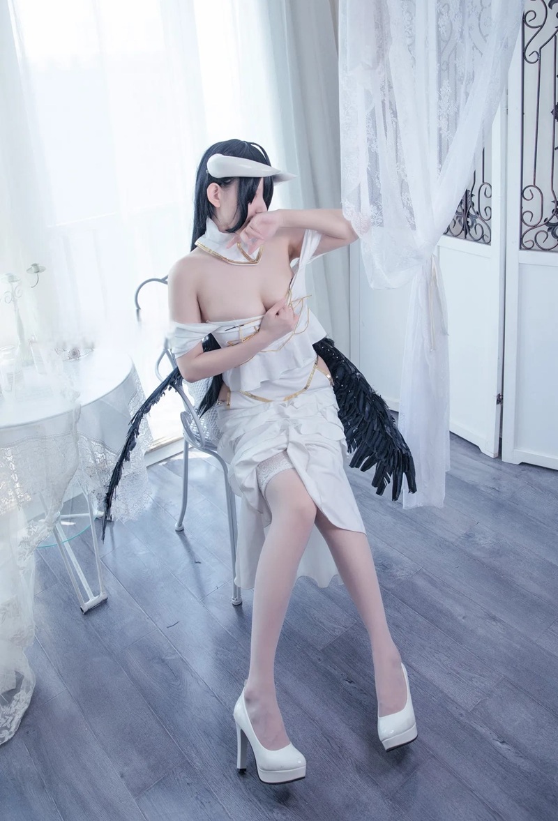 Ảnh Cosplay Albedo váy bay lộ quần