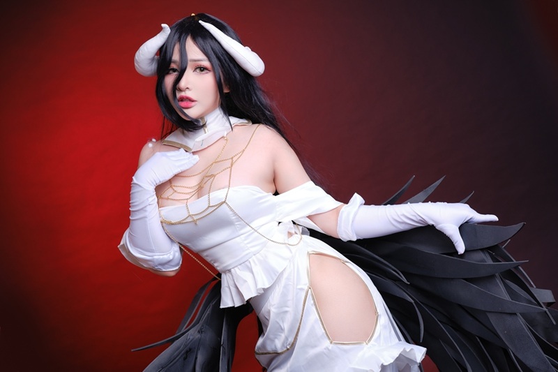 Ảnh Cosplay Albedo liếm môi cực dâm