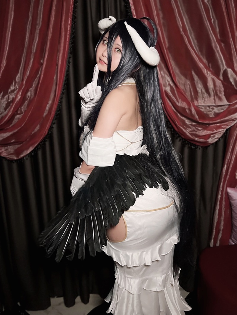 Ảnh Cosplay Albedo ánh mắt mời chàng