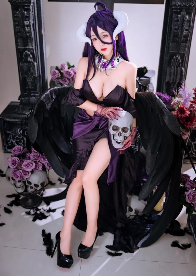 Ảnh Cosplay Albedo mông căng mọng nước