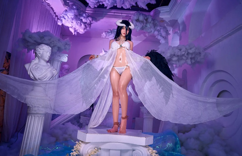 Ảnh Cosplay Albedo ngực ép sát nhau