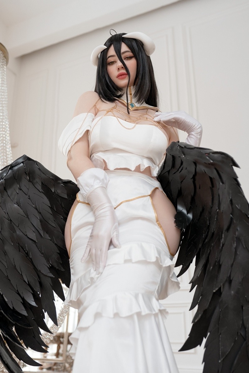 Ảnh Cosplay Albedo pose dâm đãng quyến rũ