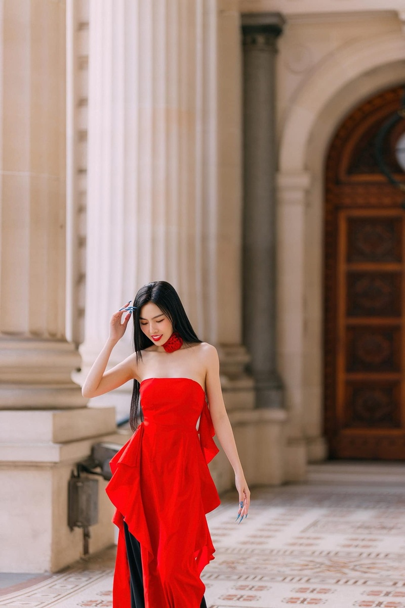 Dancer Tammy tạo dáng thanh lịch trong bộ váy đỏ nổi bật