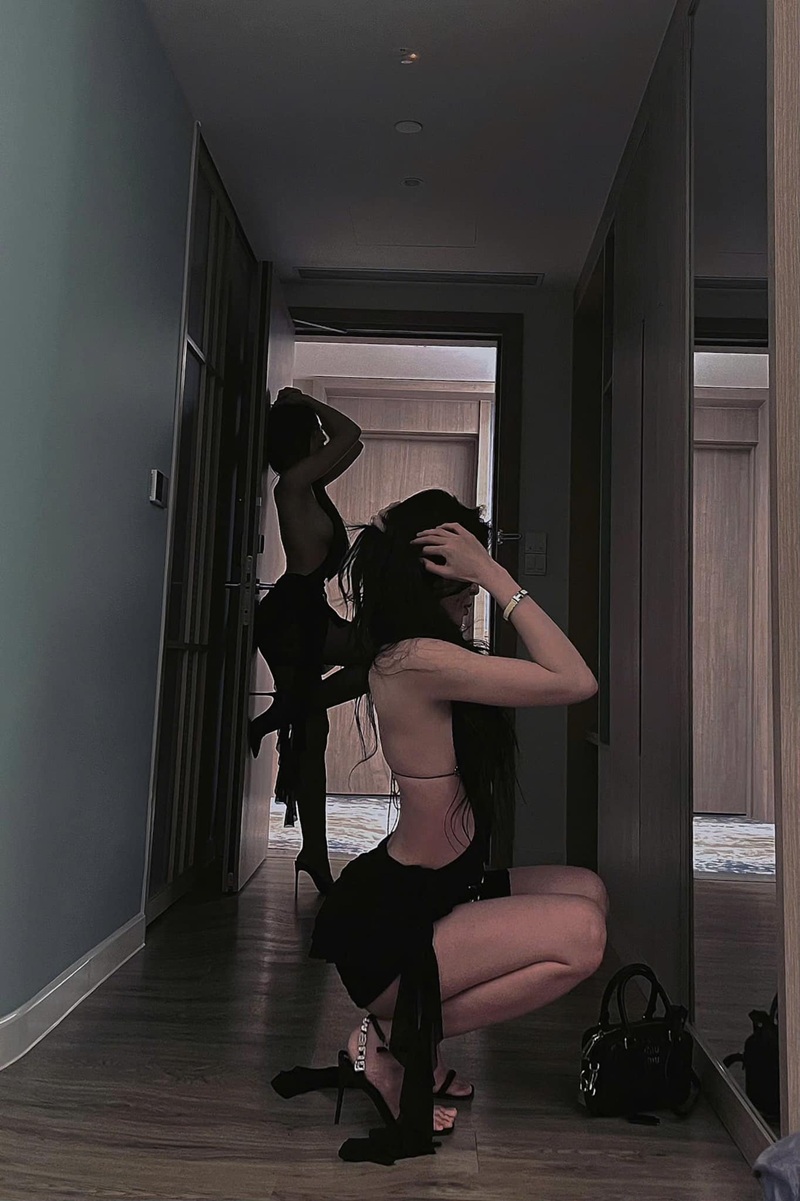Dancer Tammy pose dáng trong không gian tối đầy bí ẩn