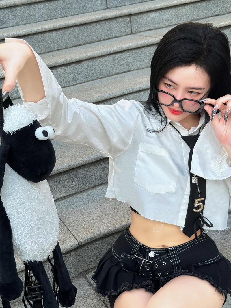 ảnh Dancer Tammy tạo dáng cá tính với áo khoác thời trang