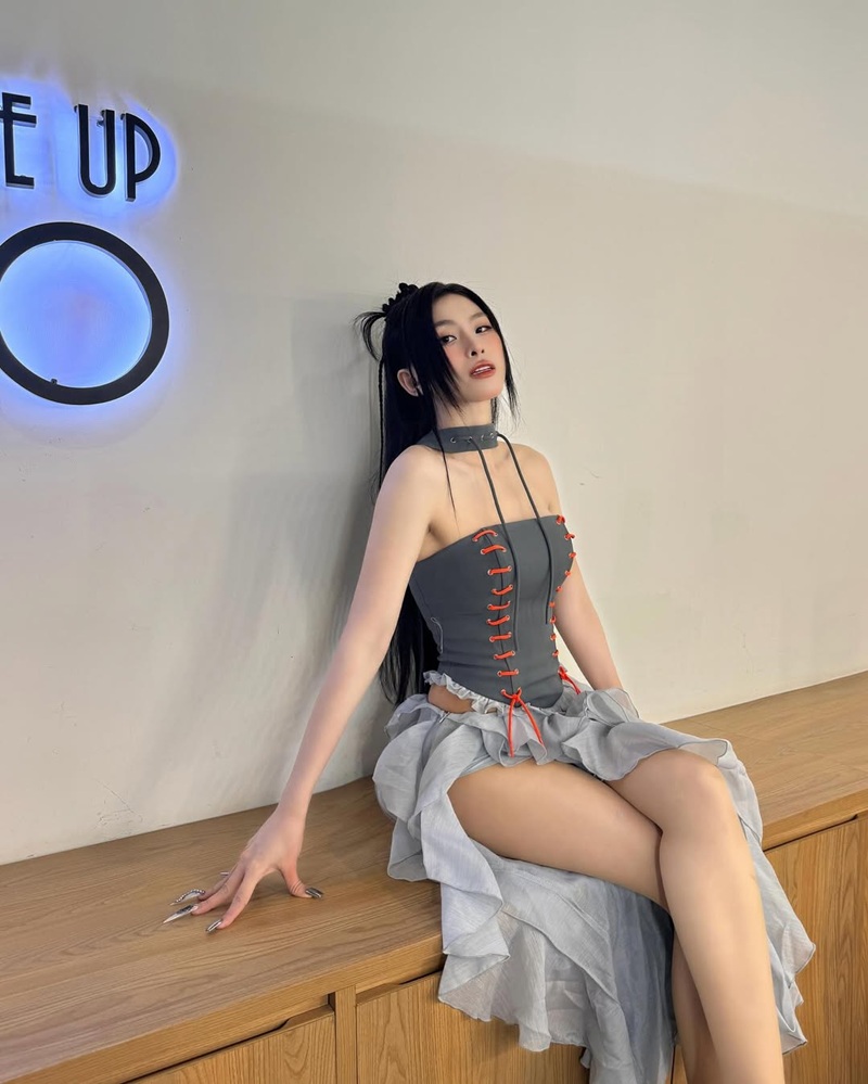 Dancer Tammy outfit hiện đại với phong cách sexy nhẹ nhàng