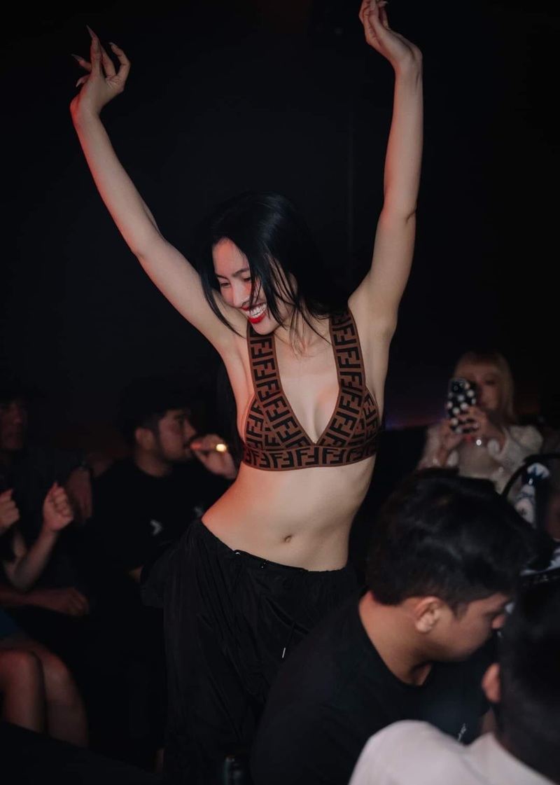 ảnh Dancer Tammy biểu diễn trong club với năng lượng bùng nổ