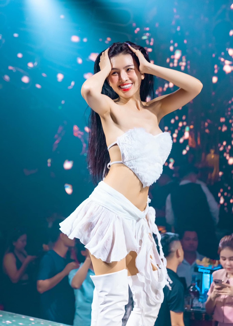 Dancer Tammy tạo dáng vui tươi với phong cách trẻ trung