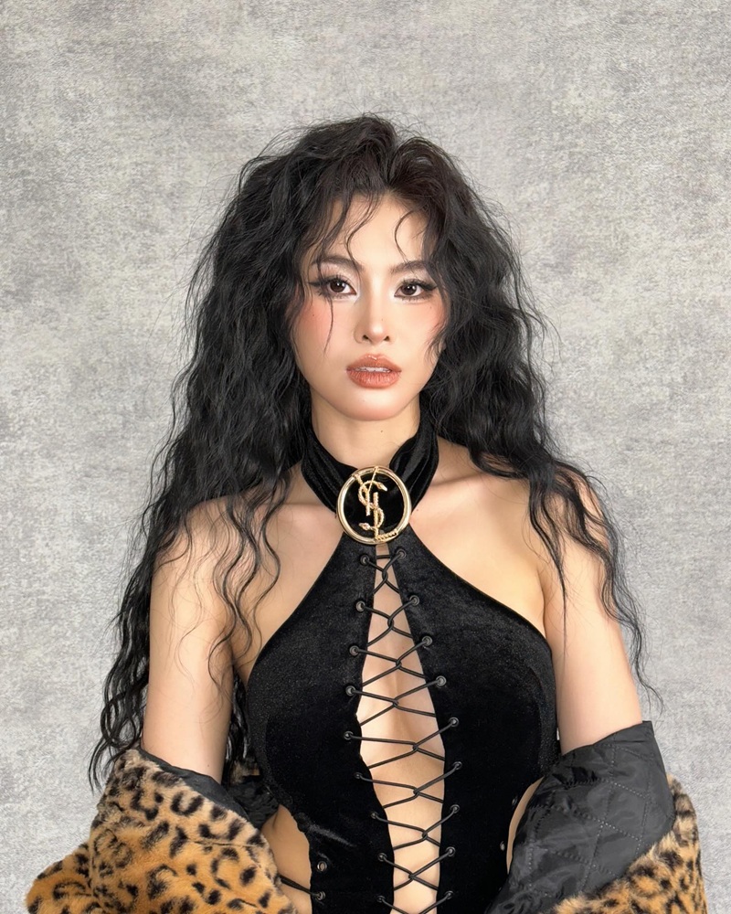 Dancer Tammy với ánh nhìn cuốn hút và mái tóc xoăn quyến rũ