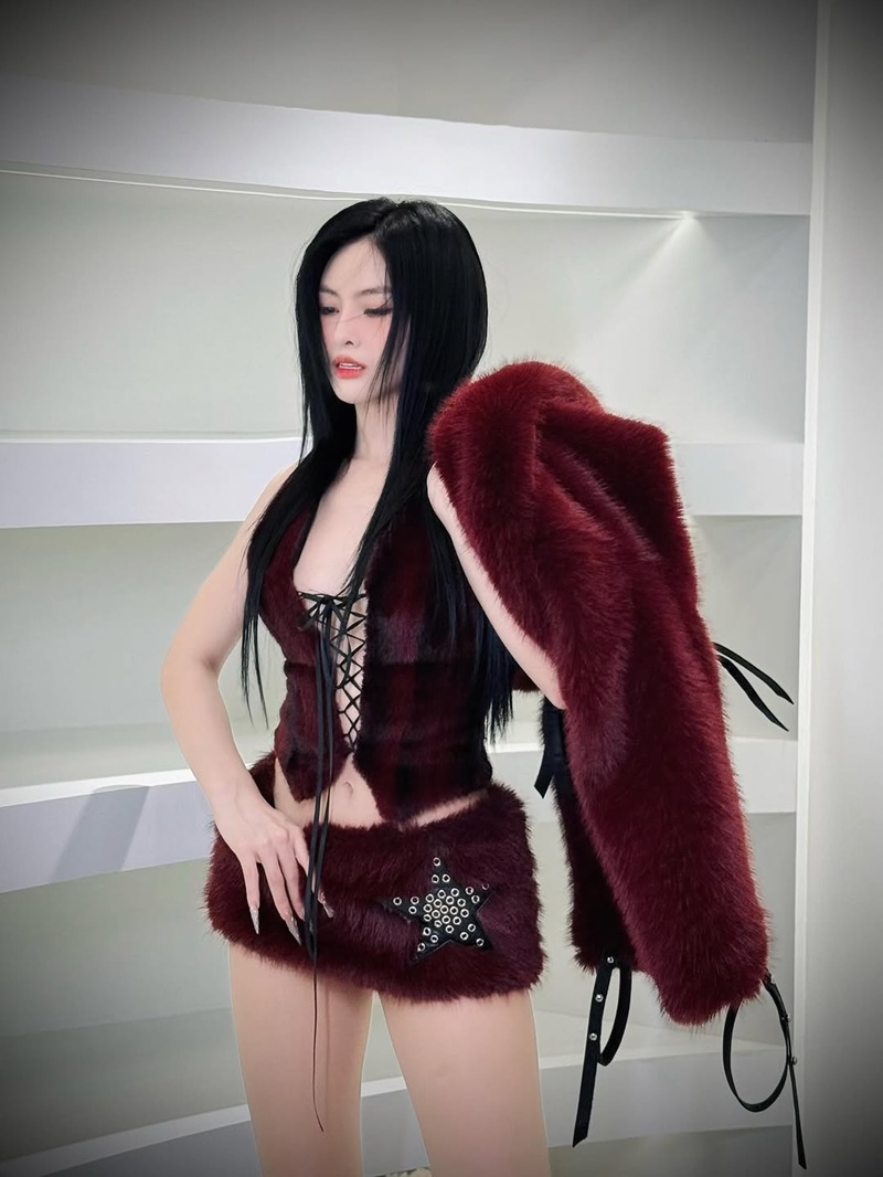 Dancer Tammy diện váy đỏ quyến rũ nổi bật giữa không gian