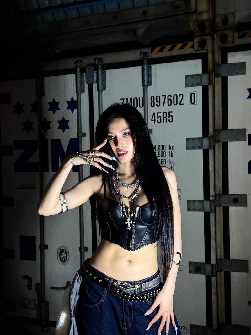 Dancer Tammy phong cách cá tính với trang phục đen gợi cảm