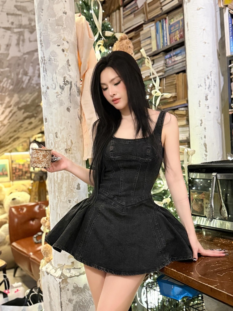 Dancer Tammy diện váy đen thanh lịch tôn dáng cuốn hút