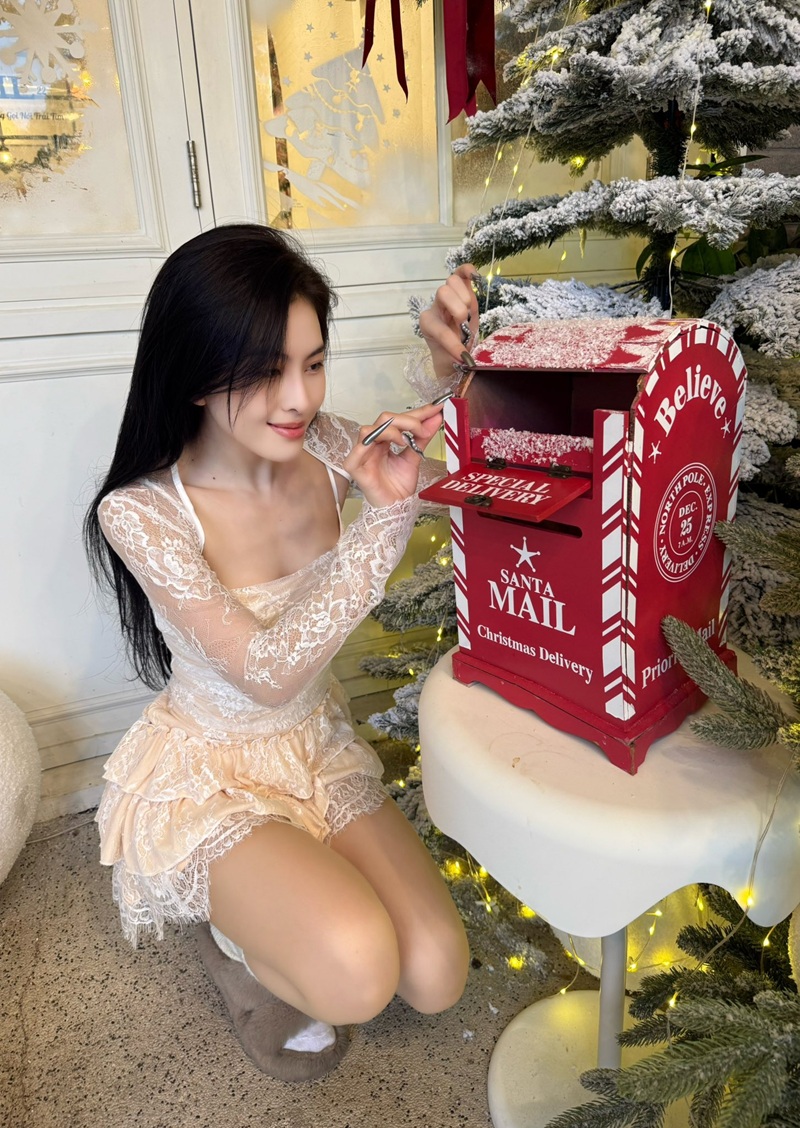 Dancer Tammy tạo dáng nhẹ nhàng bên quầy trang trí sang trọng