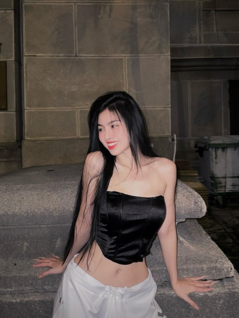 ảnh Dancer Tammy tạo dáng trên giường với phong cách gợi cảm