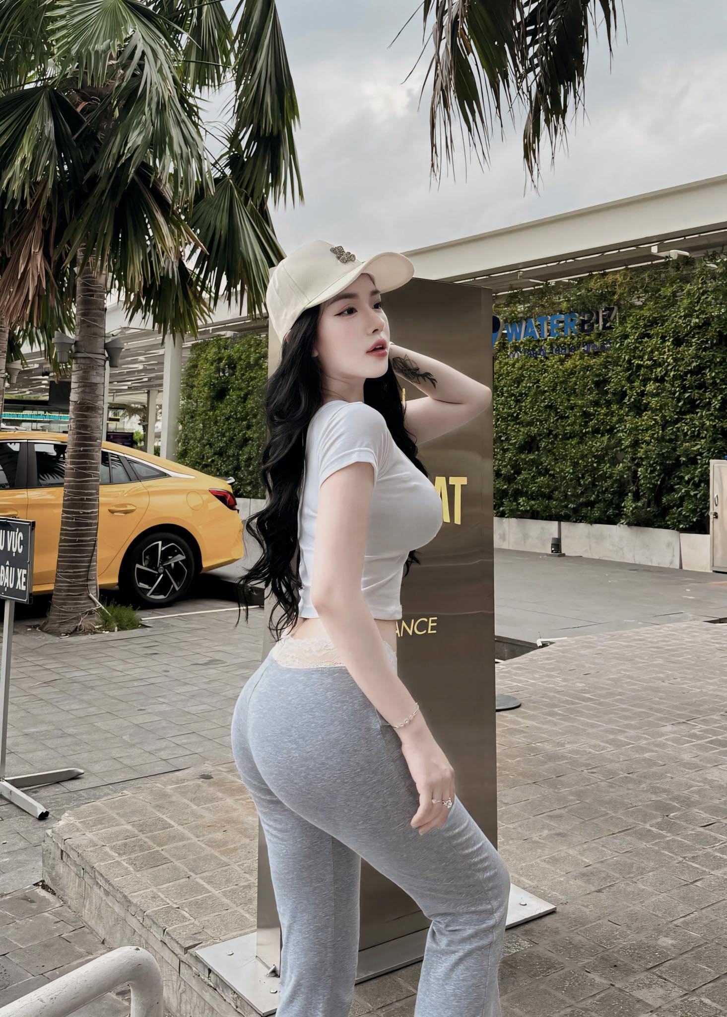 Hot TikToker Lan Leii (Leii Navie) khoe dáng đẹp