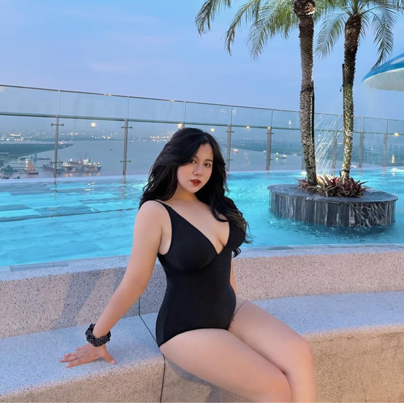 Linh Anh Chutiami cip ướt nhẹp pose ngồi dạng chân