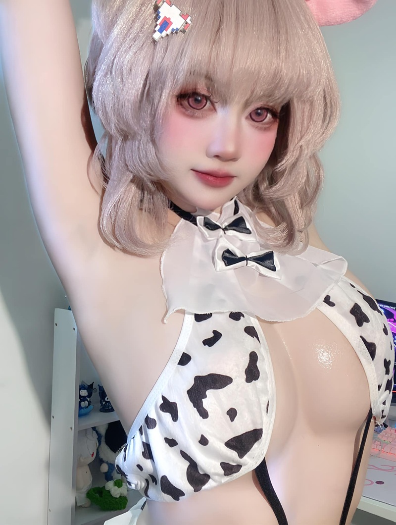 Ảnh coser Yuki Hiino mặc váy ngắn bay gió