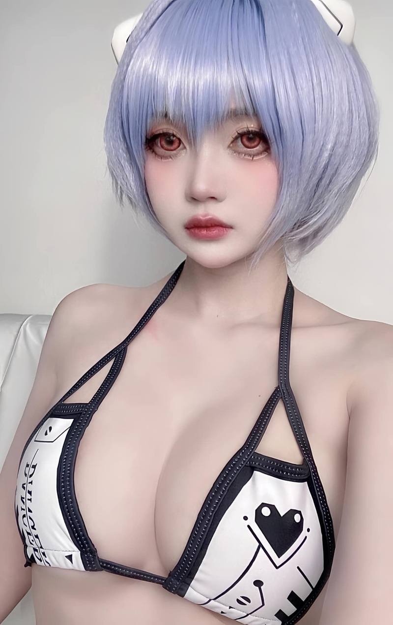 Pose gợi cảm đầy mê hoặc ảnh coser Yuki Hiino