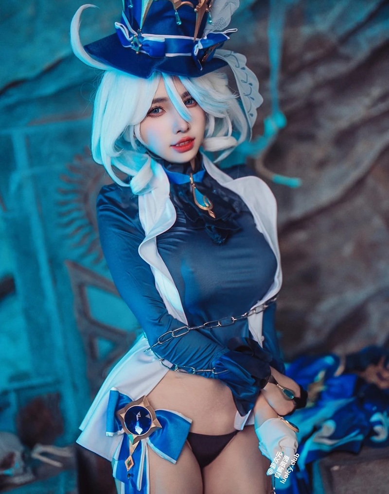 hình ảnh Furina cosplay trong không gian cổ điển sang trọng
