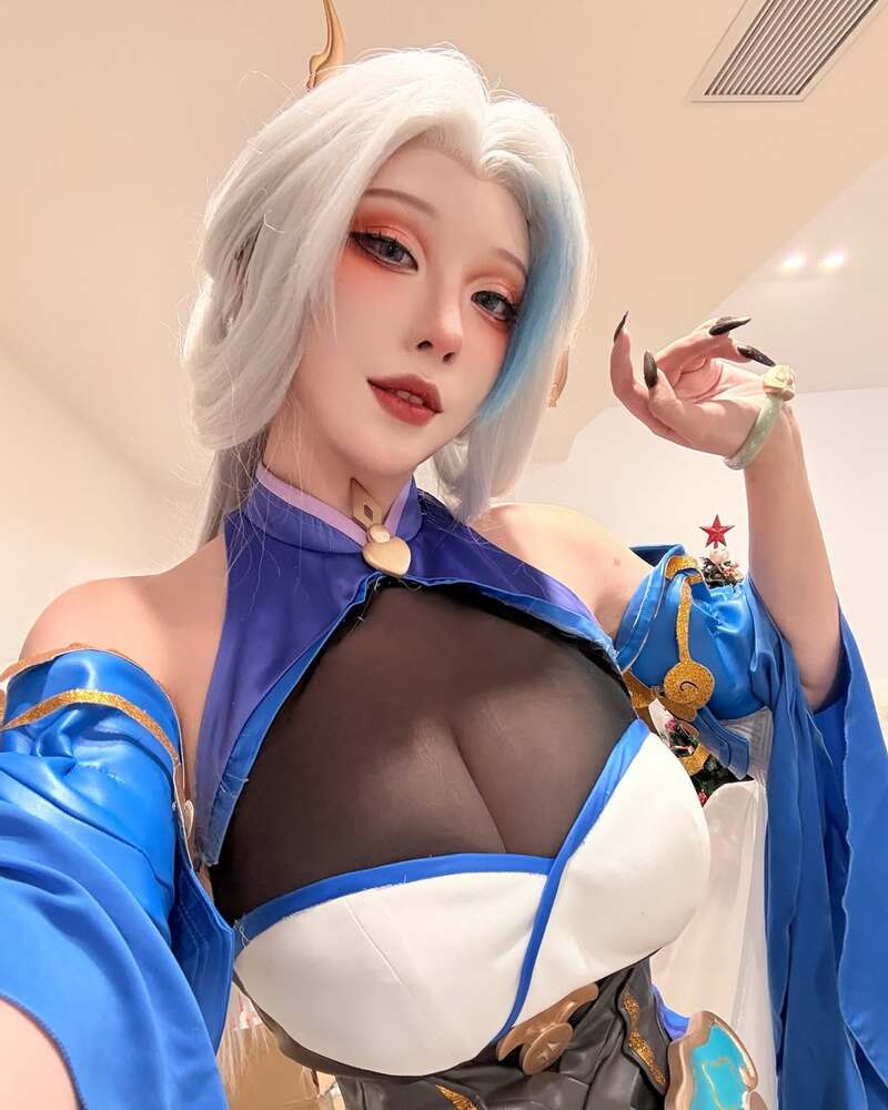 gái xinh cosplay nhân vật anime bikini