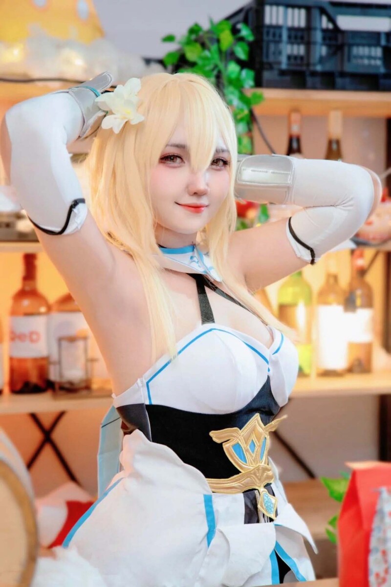 gái xinh cosplay nhân vật anime show hàng