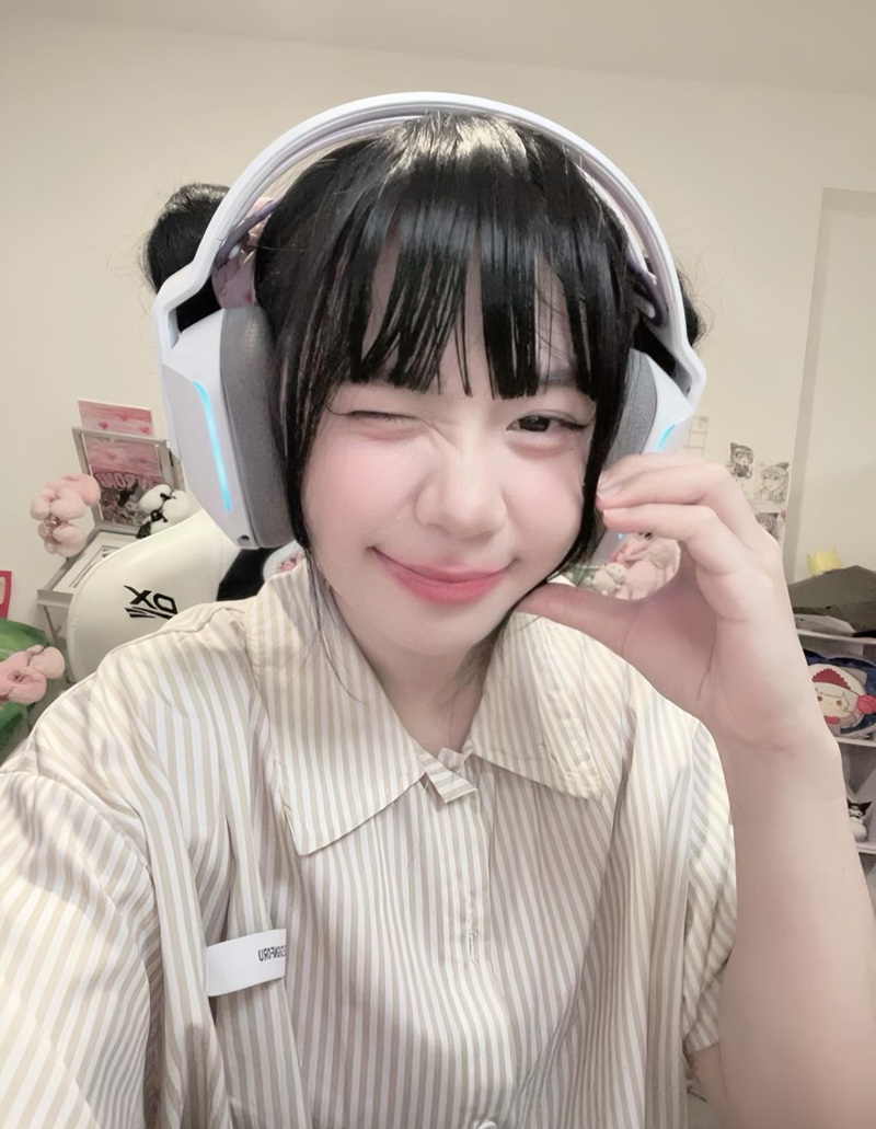 nữ streamer Sammy Đào tạo dáng cực đáng yêu