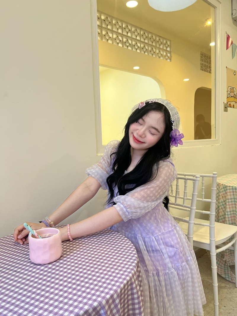 hình ảnh Sammy Đào bên quán cà phê đầy chill