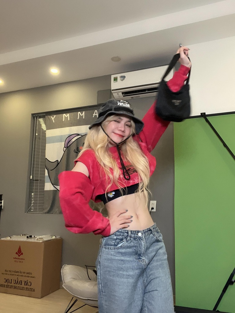 streamer Sammy Đào tạo dáng trẻ trung đầy nổi bật