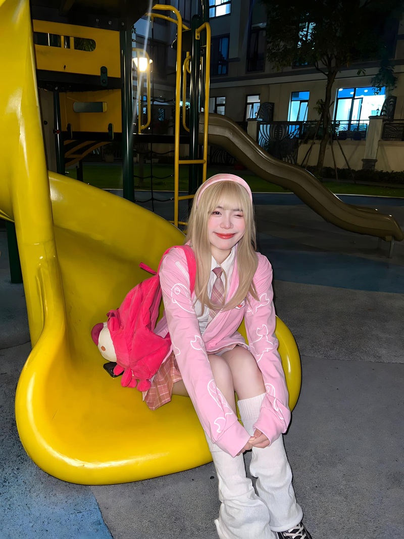 Ảnh Sammy Đào với outfit đen sang chảnh cuốn hút
