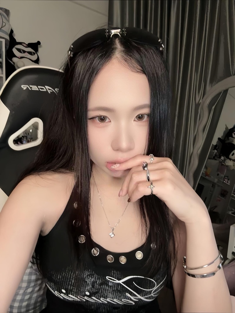 nữ streamer Sammy tạo dáng bên cửa kính cực đẹp