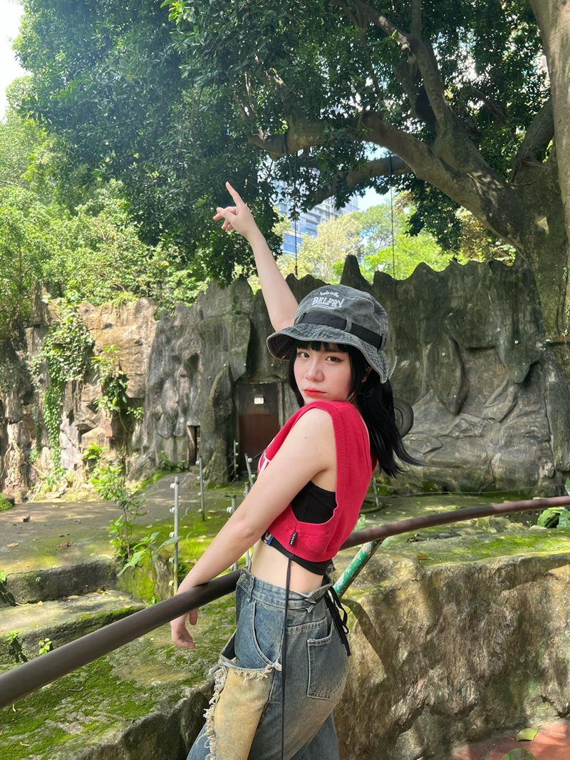 Ảnh Sammy Đào trong outfit trắng trẻ trung hiện đại
