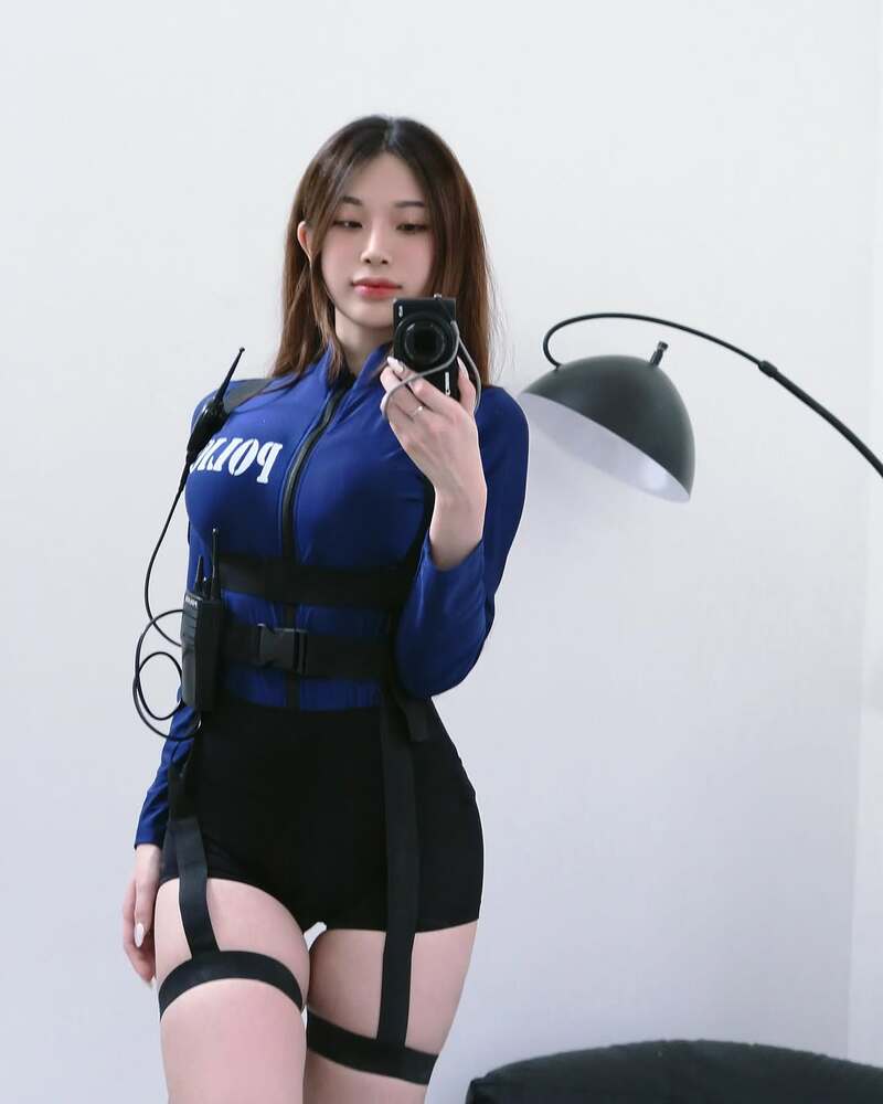 cosplay cảnh sát nữ chân dài