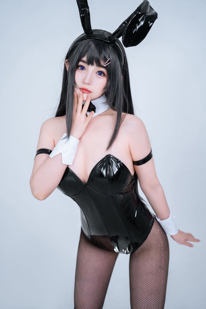 gái cosplay cô thỏ