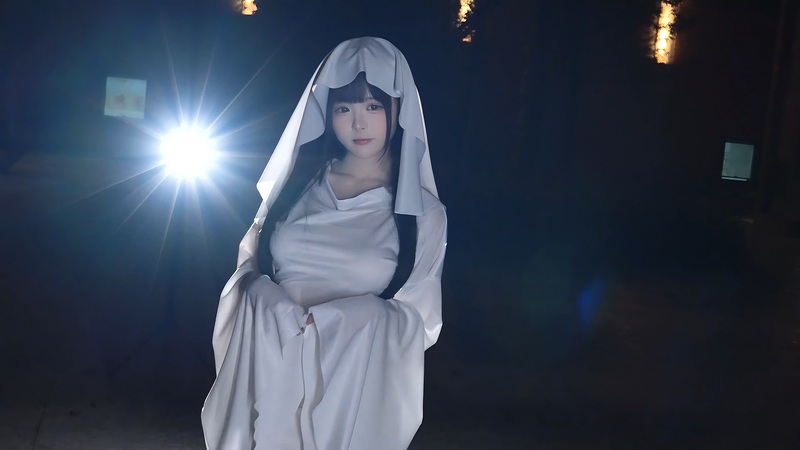ma nữ cosplay dí