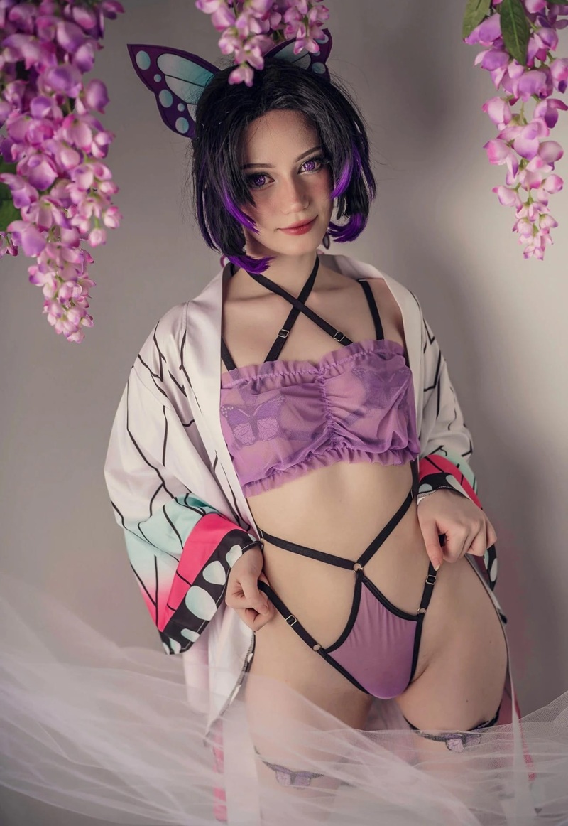 ảnh Cosplay Shinobu dưới ánh hoàng hôn đầy huyền ảo