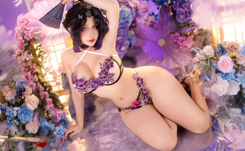 cô gái anime cosplay Shinobu giữa rừng trúc thơ mộng