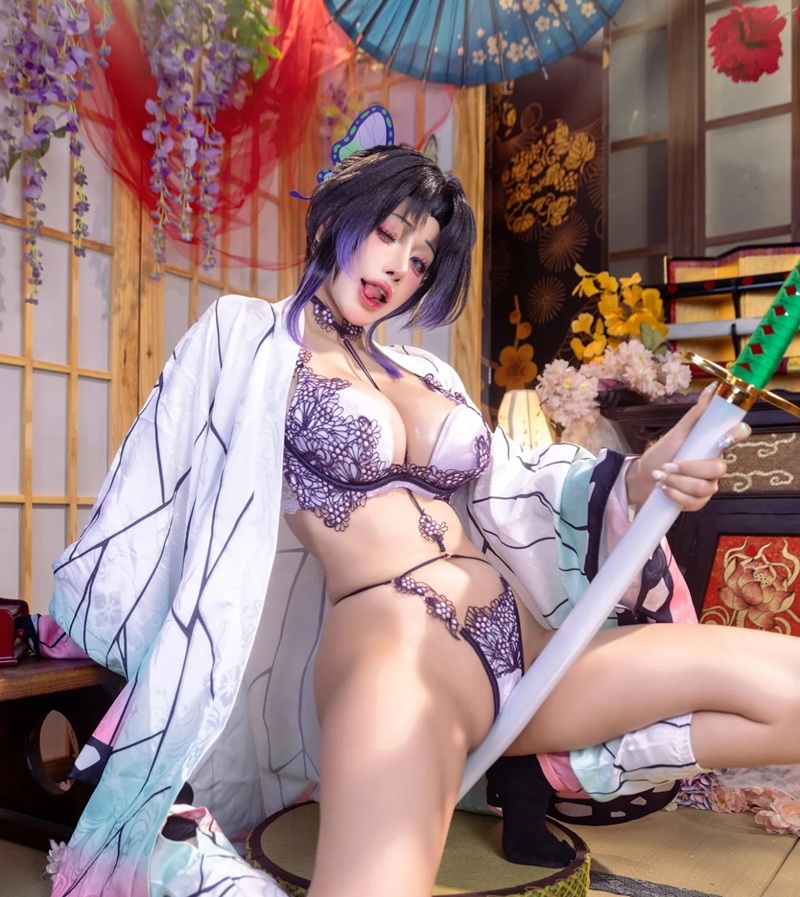 hình ảnh Shinobu Kochou cosplay cùng ánh mắt đầy bí ẩn