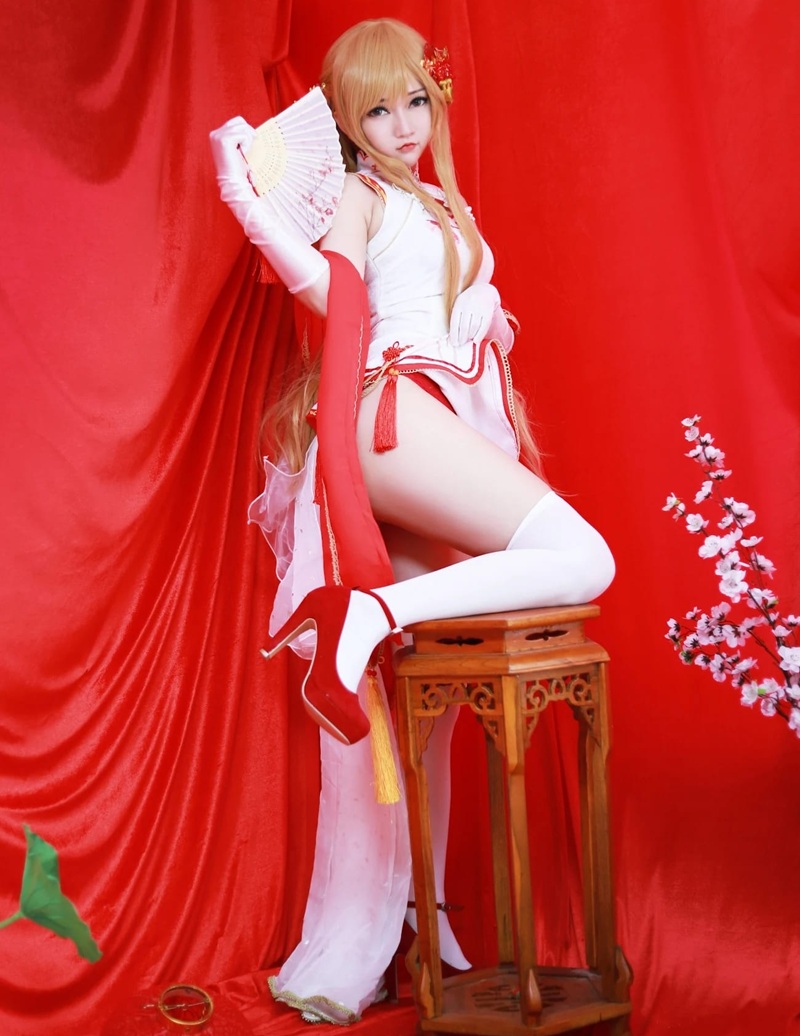 Asuna Cosplay R34 đứng khỏa thân ngoài trời, tóc cam bay