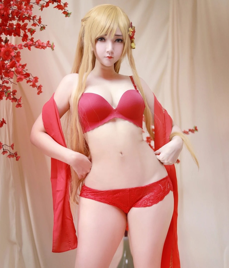 Asuna Yuuki R34 khỏa thân nằm nghiêng vuốt ve thân thể
