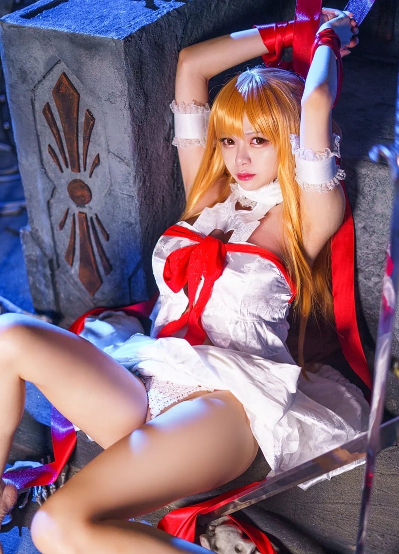 Ảnh Asuna Yuuki Cosplay R34 ngực to rung rinh khi nằm ngửa