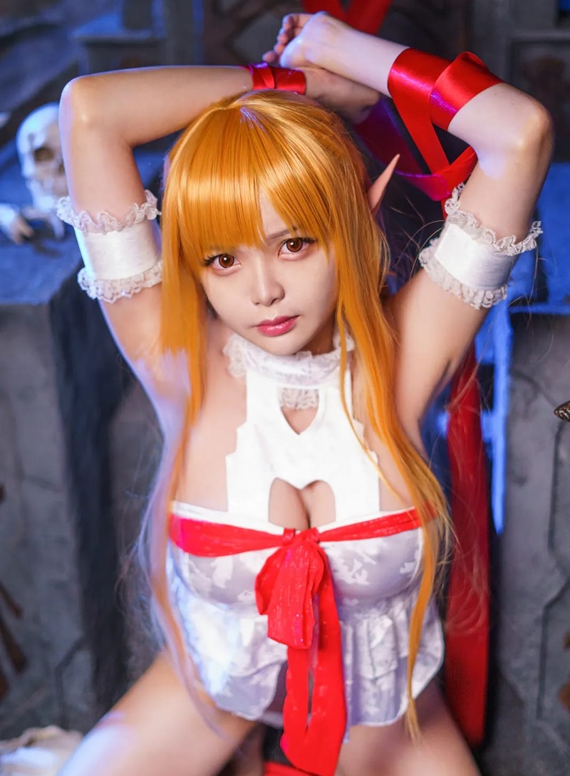 Asuna Cosplay R34 bikini đen nhỏ, tư thế cực nóng