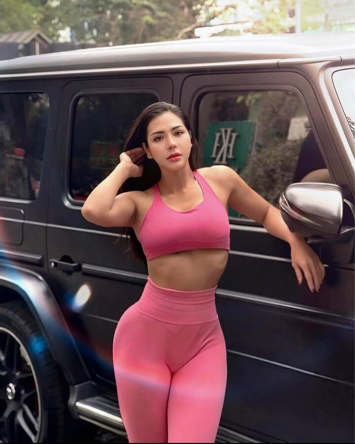 xe và gái đẹp
