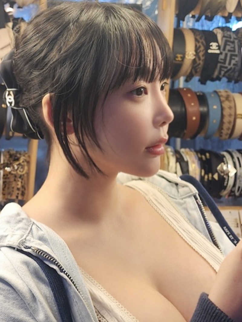 Kang Inkyung sexy tóc ngắn chụp góc nghiêng cuốn hút