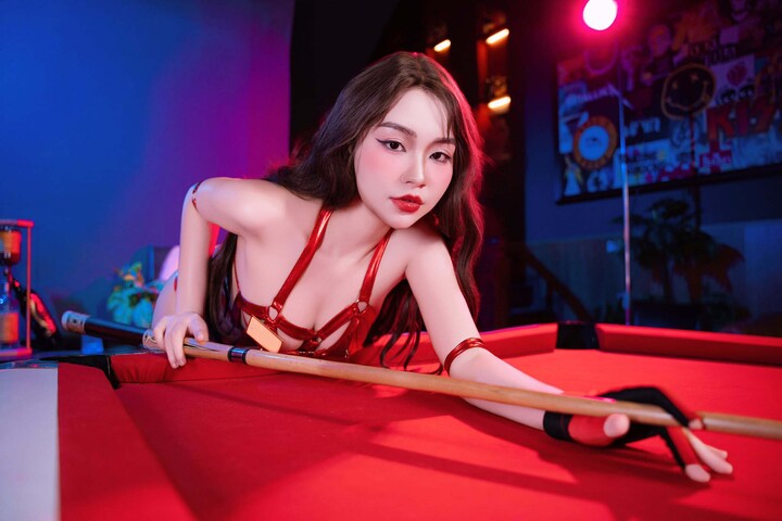 Không ai ngờ một cú đánh bida lại sexy đến vậy