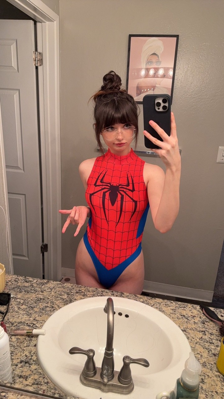 ảnh spider girl cosplay nude