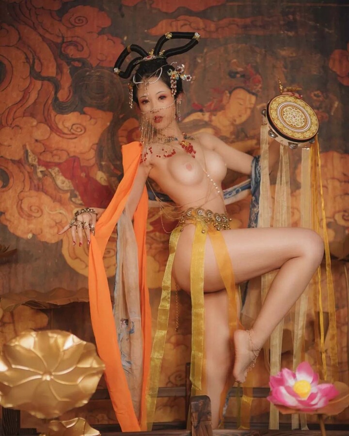 gái xinh cosplay cổ trang nude